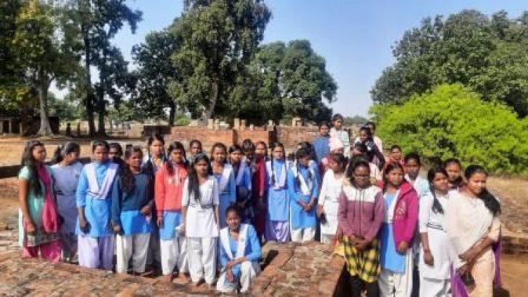 छात्र- छात्राओं ने प्राचीन मंदिरों का किया शैक्षणिक भ्रमण