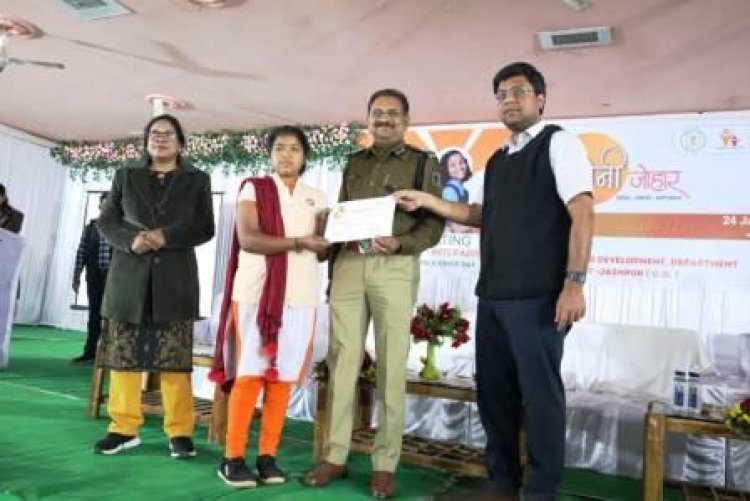 खुद को पहचानकर अपने और समाज के लिए बेहतर कार्य करें : कलेक्टर