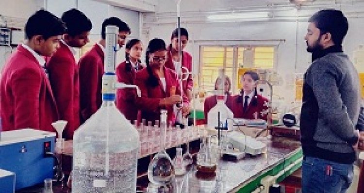 जवाहर नवोदय विद्यालय के विद्यार्थियों को मिट्टी परीक्षण के संबंध में दिया गया प्रशिक्षण