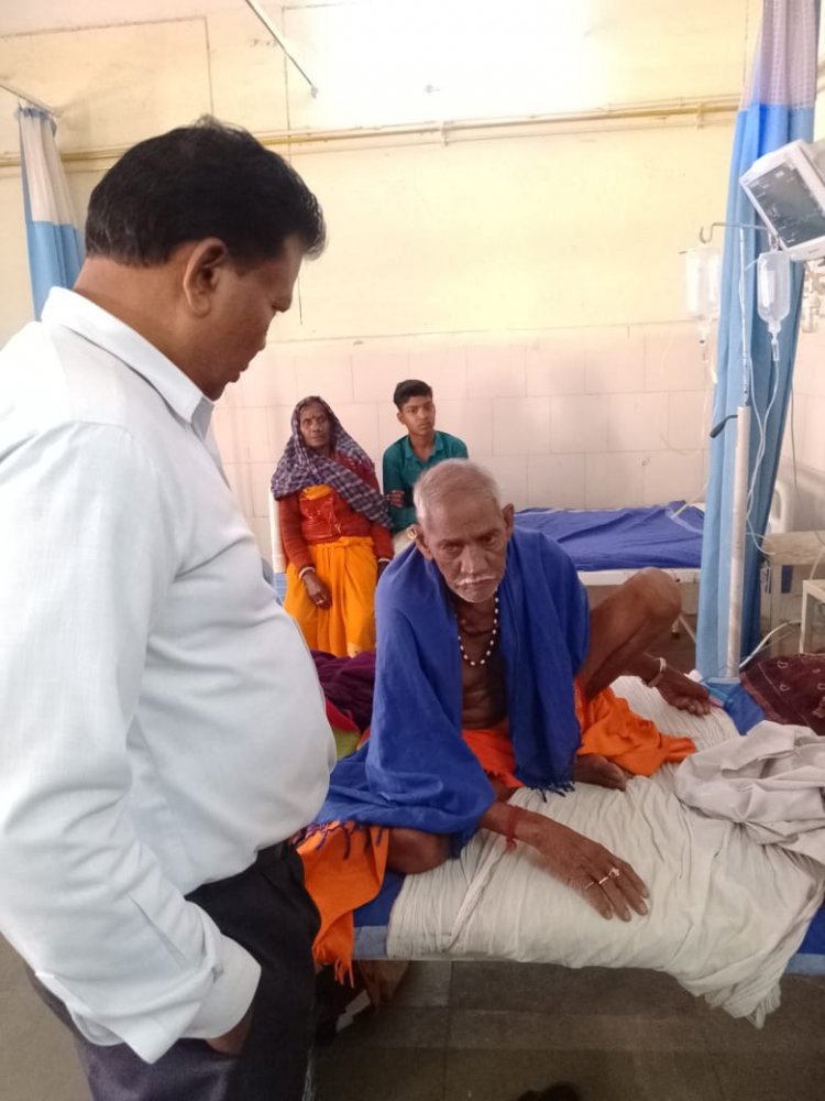 सीएमएचओ ने किया जिला हॉस्पिटल का निरीक्षण, मरीजों से जाना हाल
