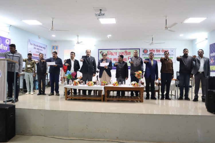 जिला न्यायाधीश ने नवीन मतदाताओं को दिलाई राष्ट्रीय मतदाता दिवस की शपथ