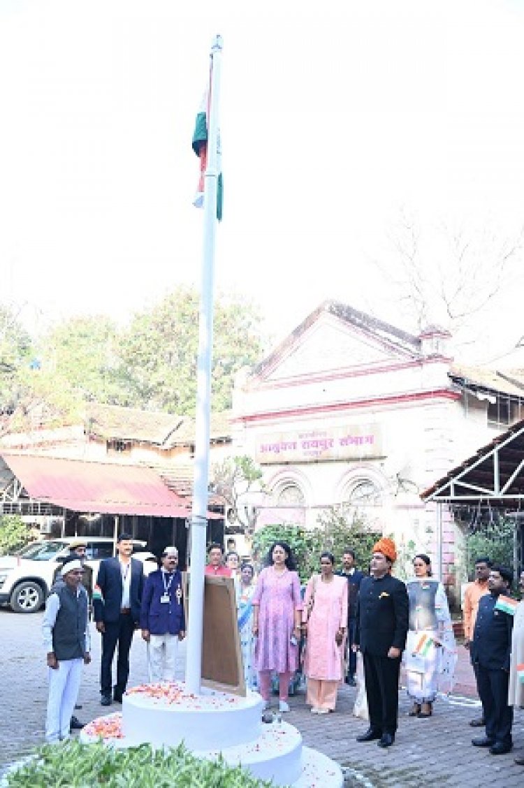 कमिश्नर ने किया ध्वजारोहण
