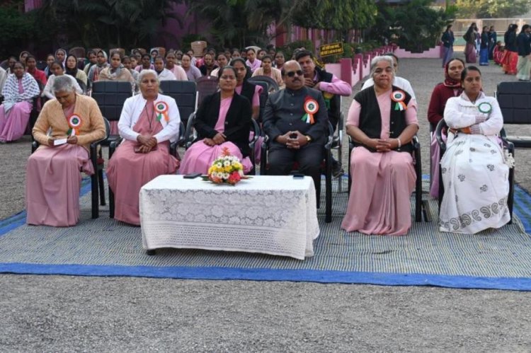 गिरजाघरों, अस्पतालों व स्कूलों में में लहराया तिरंगा