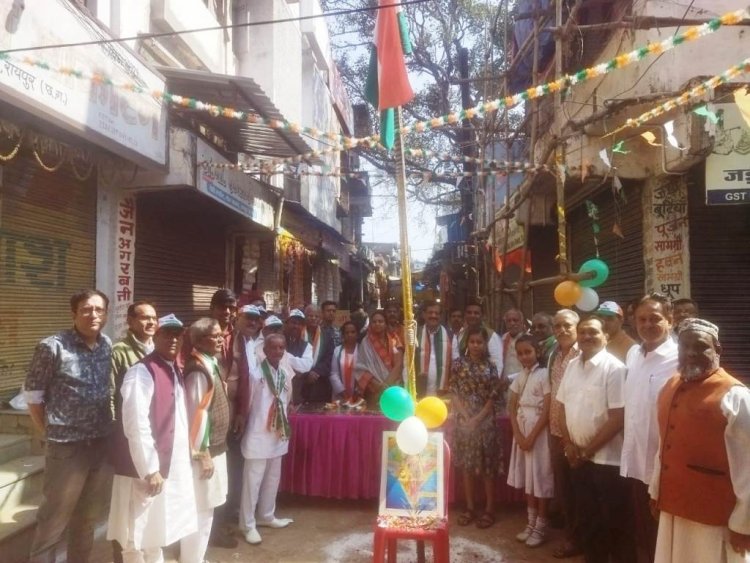 गणतंत्र दिवस पर मर्चेंट एसोसिएशन ने किया ध्वजारोहण