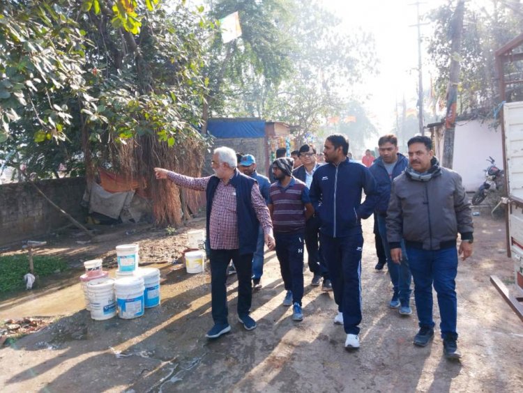 सफाई में देरी हुई तो निगम आयुक्त ने सुपरवाइजर को निलंबित किया