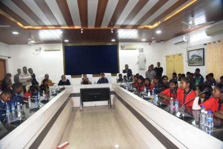 छात्र-छात्राओं ने कलेक्टर के समक्ष रखी अपनी बात, कलेक्टर ने गंभीरता से सुनकर तत्काल की कार्यवाही