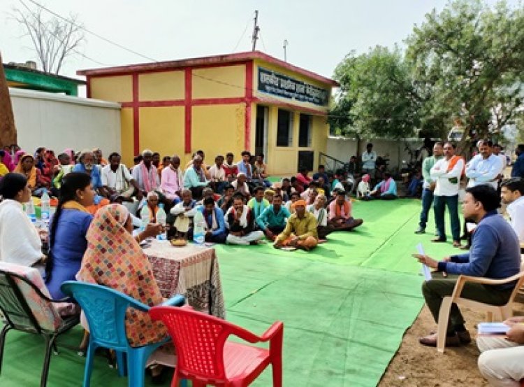 कलेक्टर ने वनाधिकार पत्रधारी कृषकों और ग्रामीणों से की चर्चा