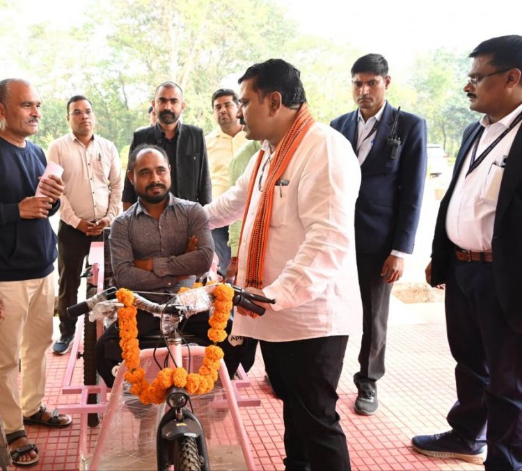 हेल्लो...! डिप्टी सीएम साहब.....नमस्ते....मैं प्रदीप साहू..बोल रहा हूं...