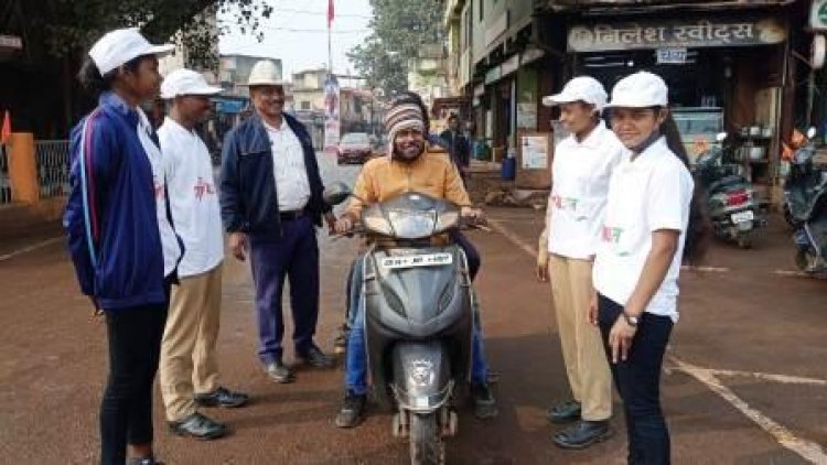 छात्र -छात्राओं व् शिक्षकों को दी यातायात नियमों की जानकारी