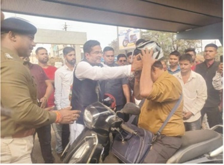 हेलमेट के लिए जागरूक करने सड़क पर उतरे विधायक सेन