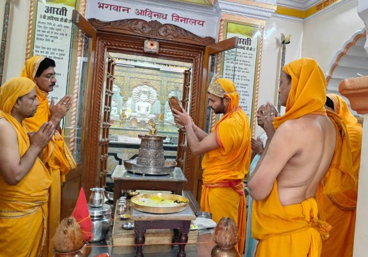 आचार्य विद्यासागर महाराज के स्वास्थ्य लाभ के लिए बड़ा मंदिर में पंच परमेष्ठि विधान