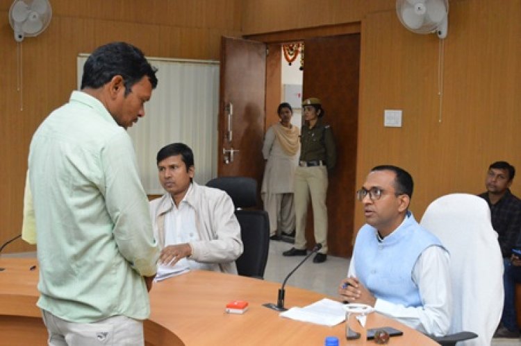 कलेक्टर ने जनचौपाल में सुनी आम नागरिकों की समस्याएं