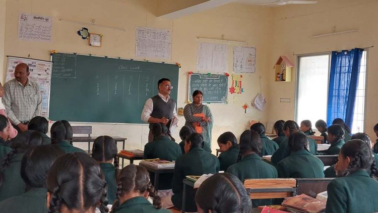 कलेक्टर ने निभाया वादा : बच्चों से मिलने घंघरी के एकलव्य विद्यालय पहुंचे