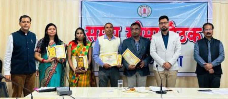 बेहतरीन प्रदर्शन करने वाले शिक्षकों को मिला टीचर ऑफ द मंथ अवार्ड