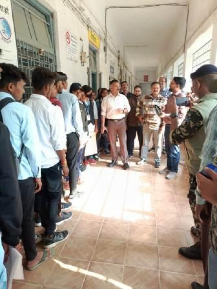 अग्निवीर फार्म भरने संचालित सुविधा केंद्र का कलेक्टर ने जायजा लिया