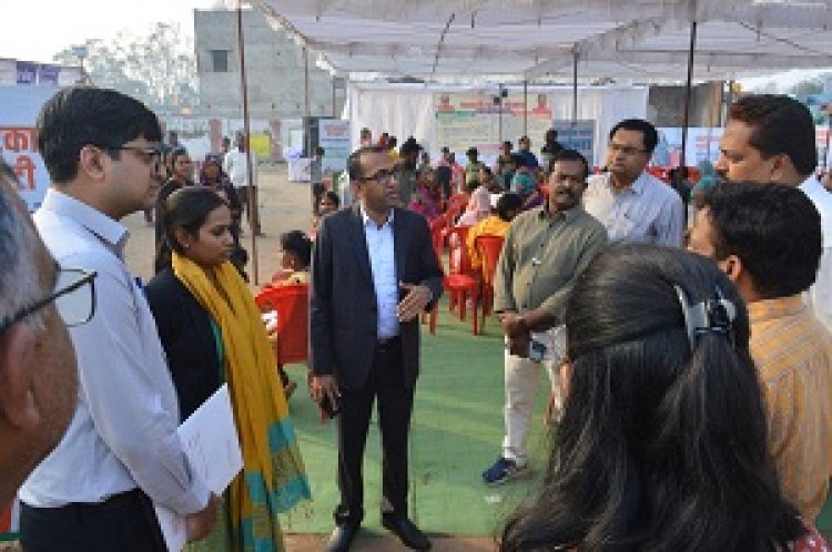 विकसित भारत यात्रा : कलेक्टर ने मुड़ापार में लगाए गए शिविर का किया निरीक्षण