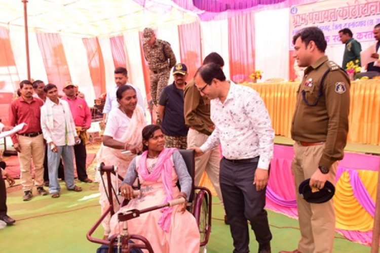 जिला स्तरीय जनसमस्या निवारण शिविर में पहुंचे ग्रामीण