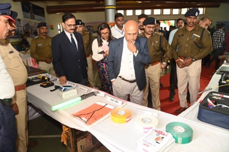 दो पहिया वाहन चालक हेलमेट का उपयोग करें और चार पहिया वाहन