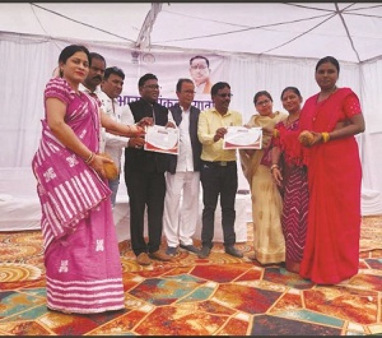 किसी ने सिलेण्डर लिया तो कोई आवास के लिए भरा आवेदन