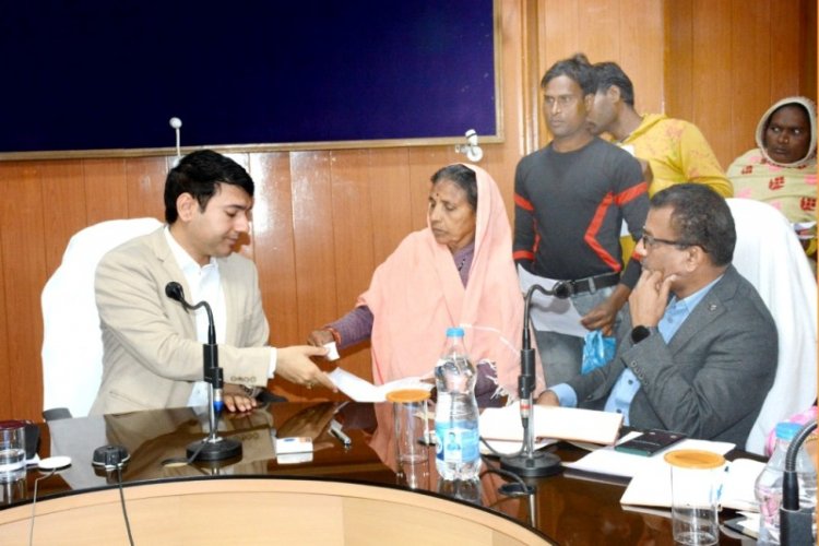 आम लोगों से बारी-बारी से मुलाकात कर कलेक्टर ने सुनी उनकी समस्या