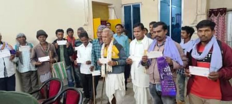 भू-अर्जन प्रभावित कृषकों दिया गया मुआवजा राशि का चेक