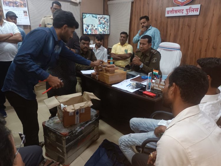 संदिग्ध यात्री के कब्जे से मिले पीले रंग के सोने जैसे धातु बरामद