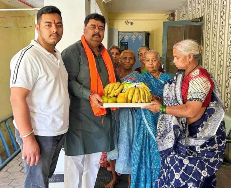 सीएम साय के जन्मदिन पर दीपक भारद्वाज ने बुजुर्गों को बांटे फल और मिठाइयां...