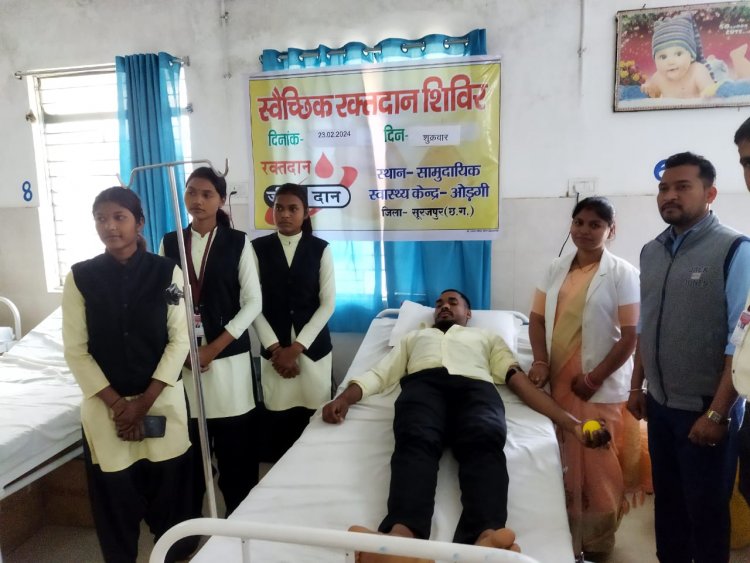 शिविर में लोगों के किए रक्दान