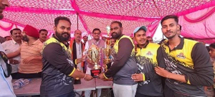 खाद्य मंत्री ने क्रिकेट विजेता टीम को सौपीं ट्राफ़ी