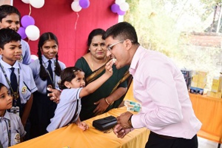 न्योता भोज में कलेक्टर ने अपने हाथों से बच्चों को परोसा भोजन