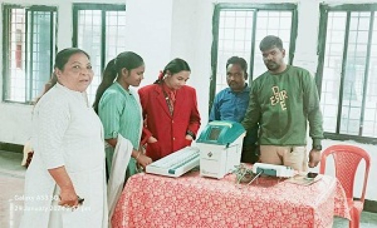 ईवीएम मशीनों के प्रदर्शन को मिल रहा अच्छा प्रतिसाद