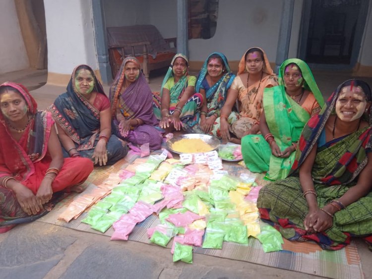 होली के लिए हर्बल गुलाल बनाने में जुटा जय माता दी महिला समूह