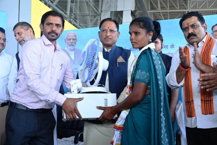 सीएम साय ने सुकमा के 50 विद्यार्थियों को सोलर होम लाइट संयंत्र वितरित किए