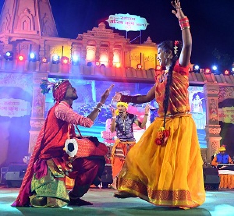 राजिम कुंभ के मंच पर पुष्पा निषाद ने कापालिक शैली में दुर्योधन और द्रोपती के संवाद को प्रस्तुत किया