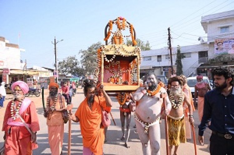 राजिम कुंभ कल्प में नागा साधुओं ने निकाली पेशवाई