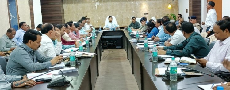 समय-सीमा की बैठक में कलेक्टर ने लंबित कार्यों की समीक्षा की