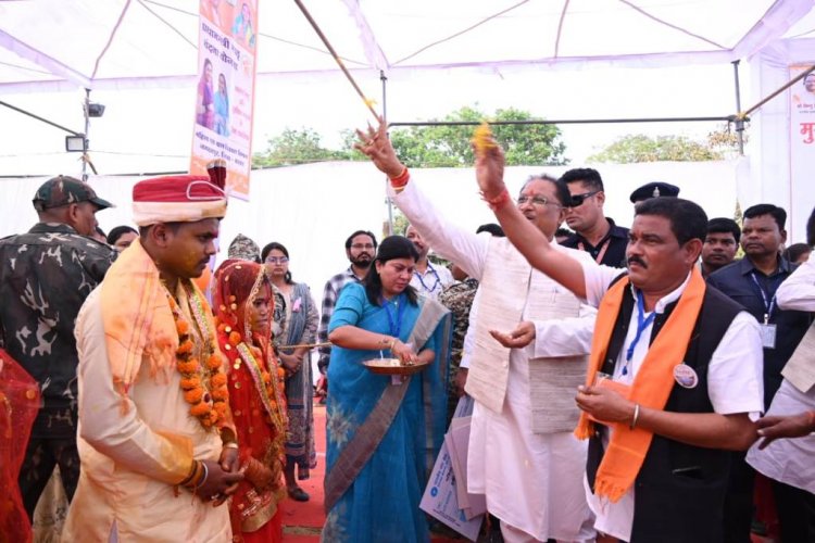 सीएम साय ने किया चित्रकोट महोत्सव का शुभारंभ, नव दंपत्तियों को दिया आशीर्वाद