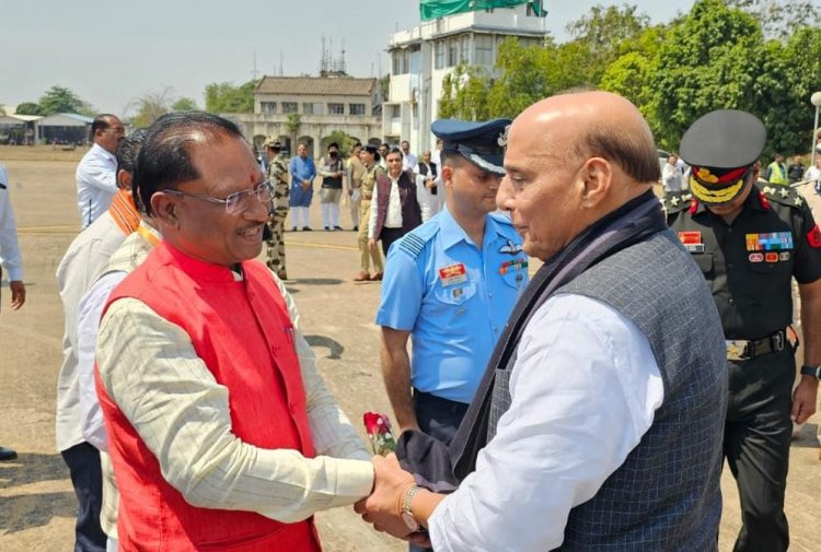 राजनाथ सिंह पहुंचे रायपुर, सीएम साय ने किया स्वागत