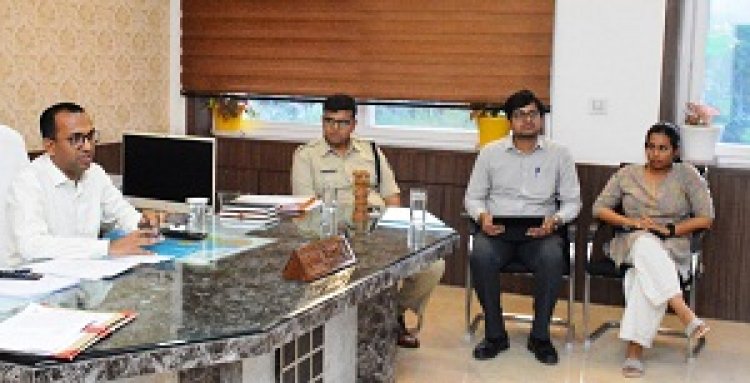 जिला निर्वाचन अधिकारी ने ली राजनैतिक दलों की बैठक