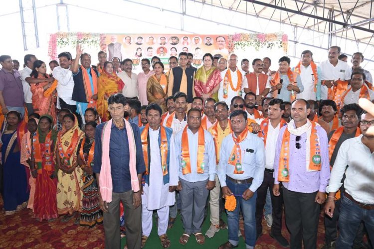कांग्रेस के पूर्व मंत्री सहित 500 लोगों ने थामा भाजपा का दामन