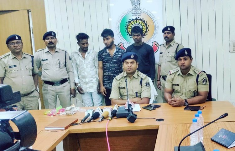 लाखों की चोरी करने वाला मास्टर अपने 2 साथियों सहित गिरफ्तार...