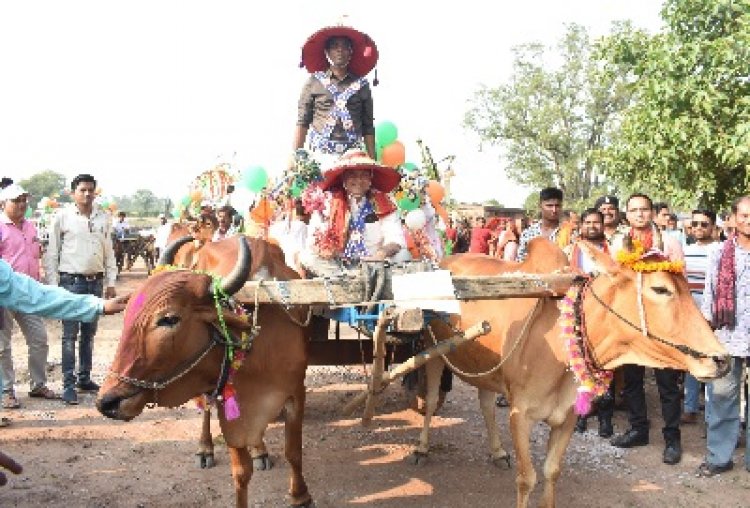 मतदाताओं को जागरूक करने कमरा-खुमरी पहनकर बैलगाड़ी में निकले कलेक्टर-सीईओ