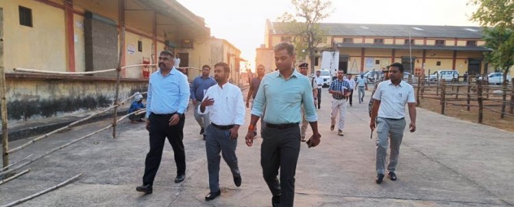 पुलिस प्रेक्षक ने किया चैनपुर स्ट्रांग रूम का निरीक्षण