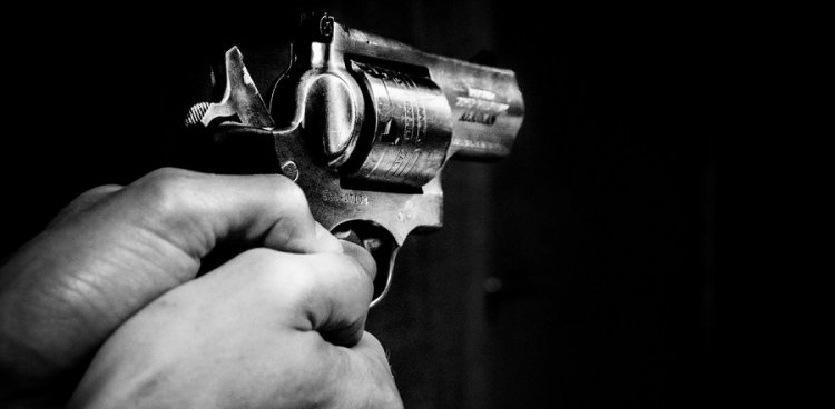 बन्दूक की नोक पर शराब दुकान में 3 लाख की लूट...