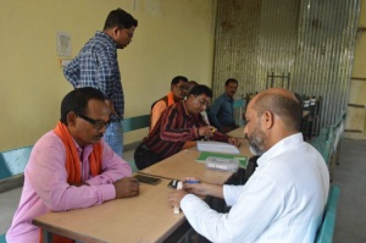 राजनैतिक दलों की उपस्थिति में ईवीएम का किया गया एफएलसी