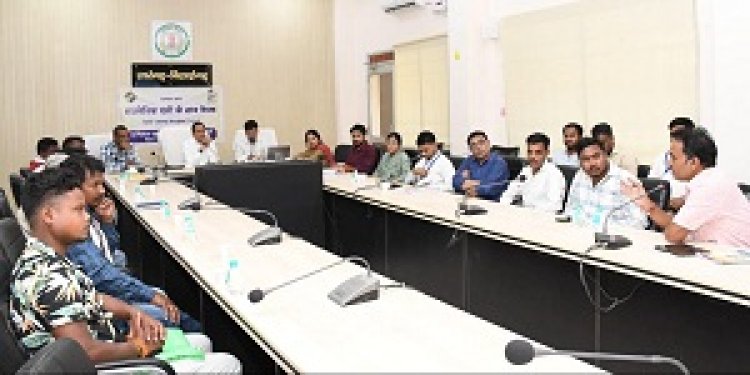 कलेक्टर धर्मेश साहू ने राजनीतिक दलों के साथ बैठक ली