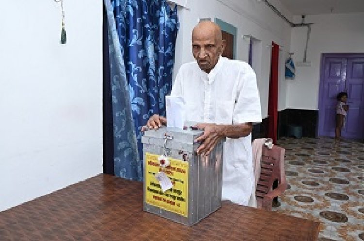 होम वोटिंग की सुविधा से 105 वर्षीय कन्हैया राम ने किया मतदान