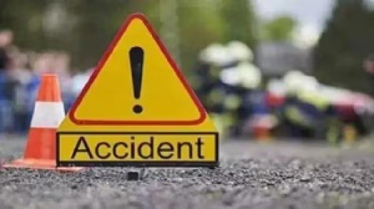 ऑटो-ट्रक की टक्कर, 5 की मौत, 6 घायल