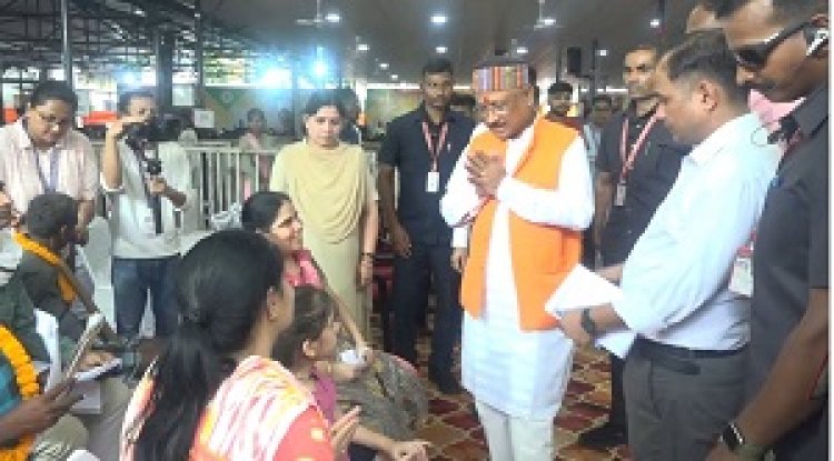 जनदर्शन : सीएम को नागरिकों ने उनकी पोट्रेट भेंट की, व्याख्याताओं ने ज्ञापन सौंपा