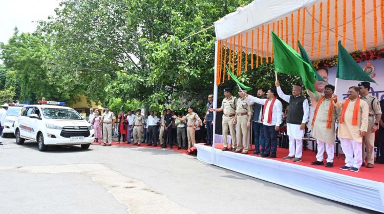 सीएम साय ने 15 नवीन इंटरसेप्टर वाहनों को दिखाई हरी झंडी